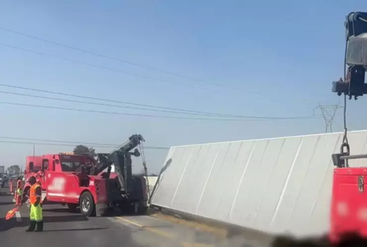 accidente de tráiler mantiene tráfico detenido en la carretera 57 sábado 16 de noviembre.jpg