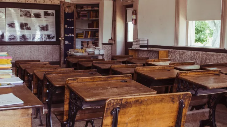 Salón de clases con butacas de madera