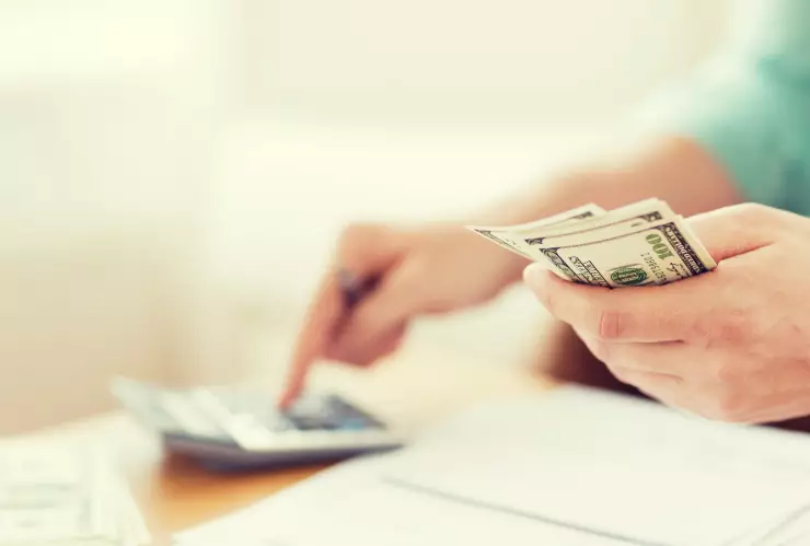 Una persona cuenta dólares