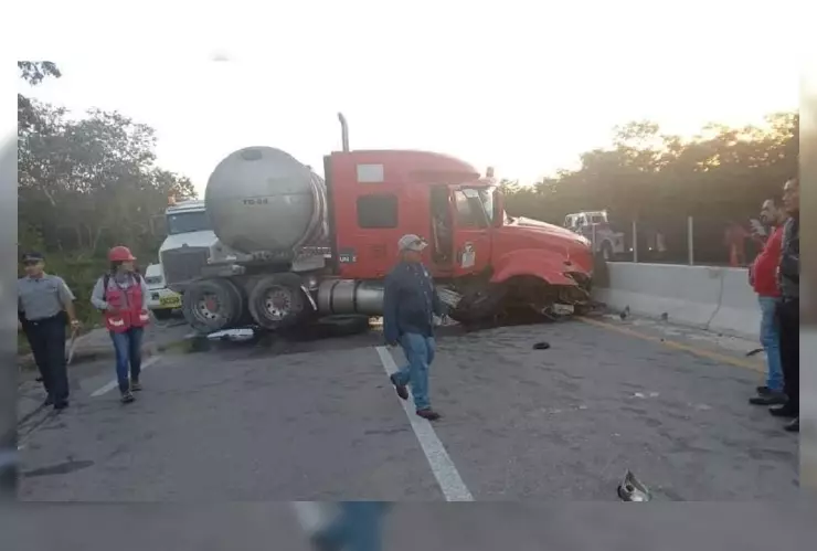 choque de trailers carretera