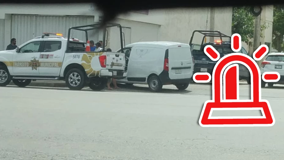 Conductor se estampa contra un poste en la av López Portillo de Cancún; esto se sabeZTECA.jpg