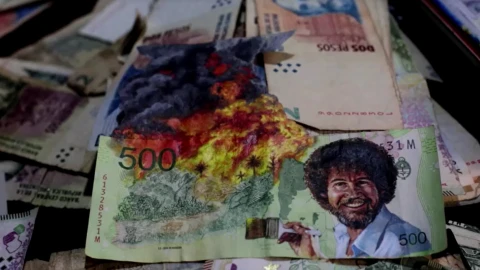 Sus obras sobre billetes argentinos devaluados incluyen todo tipo de personajes y diseños