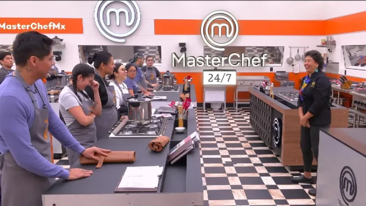 chef isabel carvajal exhibe el error de claudia.