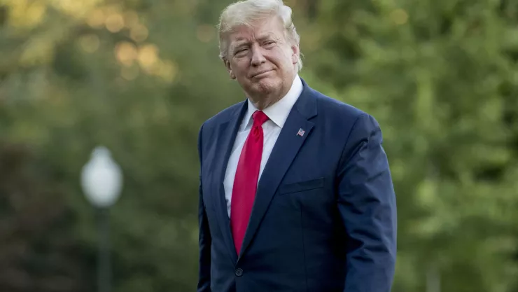 En esta foto del 30 de junio del 2019, el presidente estadounidense Donald Trump camina por los jardines de la Casa Blanca en Washington. Imagen, AP.