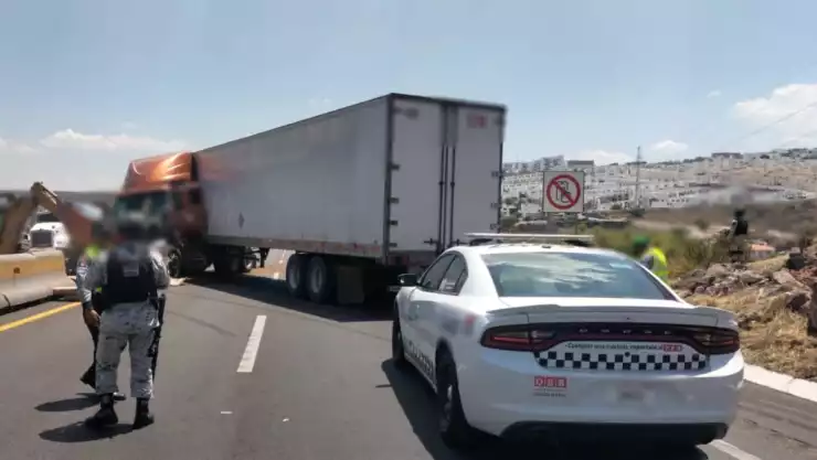 Trailer bloquea paso.jpeg