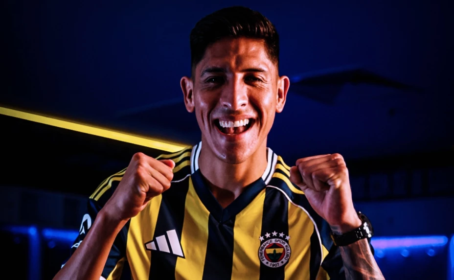 Edson Álvarez con la camiseta del Fenerbahce