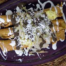 Flautas en salsa de habanero