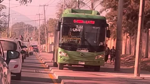 ¡Sobre la banqueta! Así fue captado un camión del transporte público en Camino Real