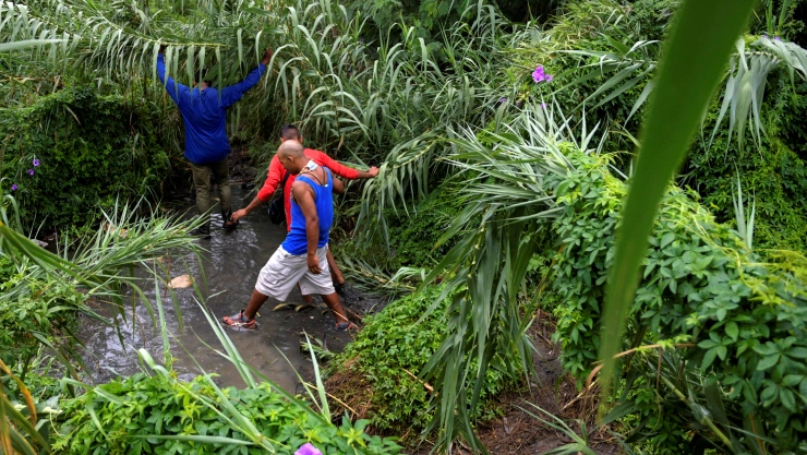 Foto de archivo. Gente camina por un sendero cerca de la frontera entre Colombia y Venezuela en las afueras de Cúcuta.