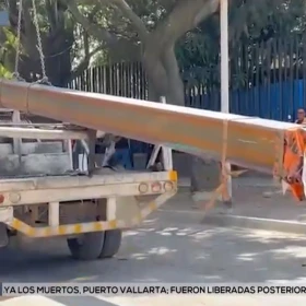 Viga de acero sale disparada tras choque y cae sobre camioneta en avenida Patria