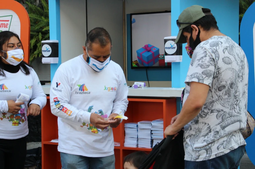 Pocoyo y sus amigos en el gran contenedor del #JuguetónAzteca