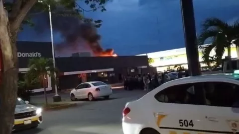 Se incendia restaurante de comida rápida en plaza las Américas en chetumal_20240811_203504_0000.jpg