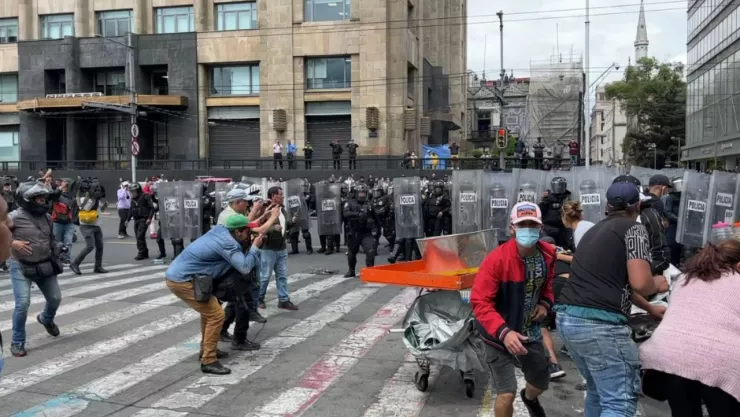 Enfrentamiento entre policías y comerciantes