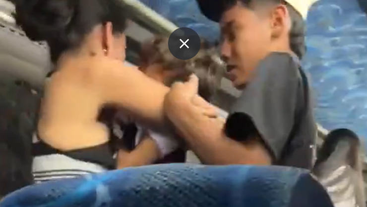 Asoma la cabeza por la ventana y muere