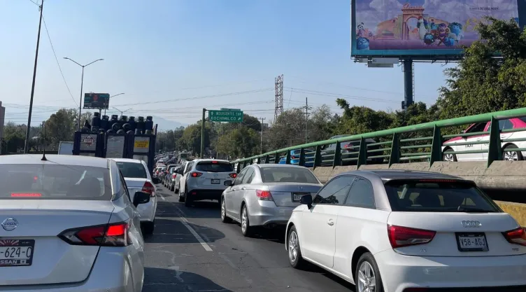 Bloqueo en Periférico Sur tiene paralizada a la circulación.