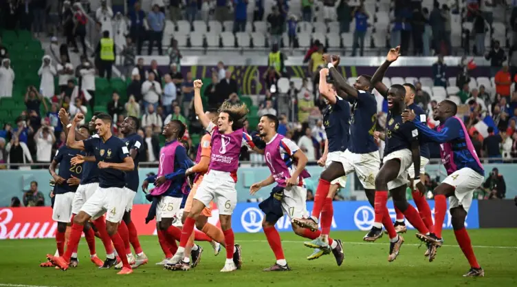 Francia celebra su pase a 4tos de final