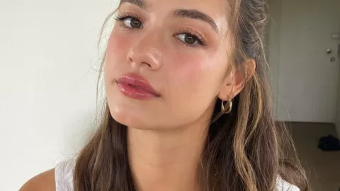 El efecto cloud skin hace que la piel luzca arreglada y natural