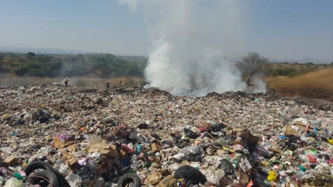 Incendio en relleno sanitario de Pénjamo consume 200 mil litros de agua, 23 abril 2025.png