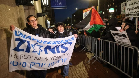 Manifestantes protestan fuera de la Universidad de Columbia