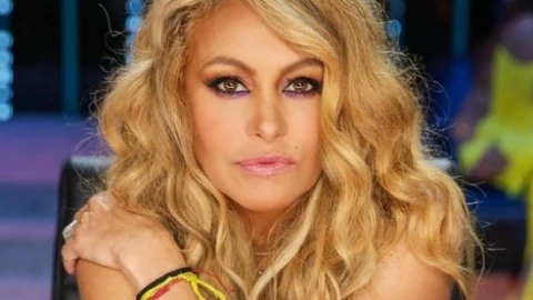 Paulina Rubio es captada haciendo sus necesidades en la playa