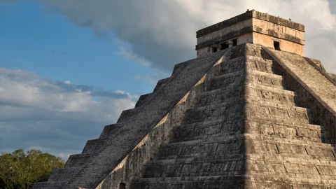 VIDEO: Dos niños rompen en llanto al conocer la Piramide de Kukulkan en Chichén Itzá