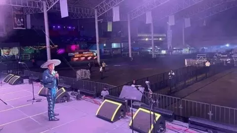 Abuelito canta sin público en Zacatecas; internet hace su magia