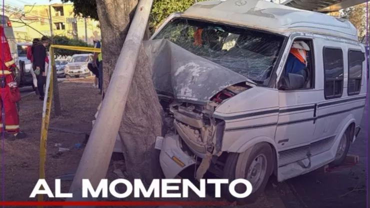 Camioneta choca contra luminaria en avenida Juan Gil Preciado; reportan 5 heridos por el accidente hoy
