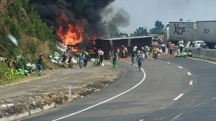 Tráiler se incendia y provoca cierre en la autopista Puebla-Veracruz hoy