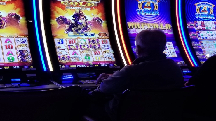 un hombre jugando en el ic&oacute;nico casino Rivers