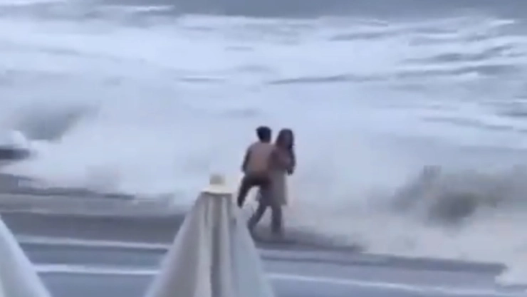 VIDEO-joven-fue-arrastrada-por-el-mar-mientras-paseaba-con-su-pareja-en-Rusia