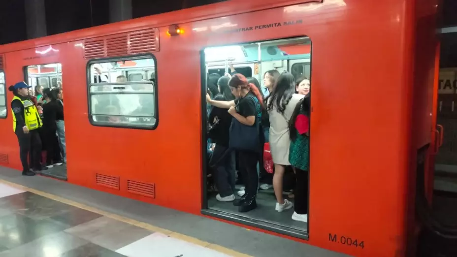 vagón del Metro CDMX estacionado en andén de estación.