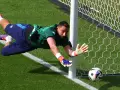 Gianluigi Donnarumma en su calentamiento previo a su partido en contra de Suiza.jpg