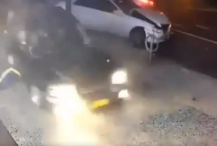 En plena banqueta, dos jóvenes murieron arrollados por una camioneta