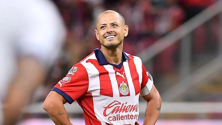 VIDEO: ¡Viva el amor! Aficionada le declara su amor a Chicharito con una canción