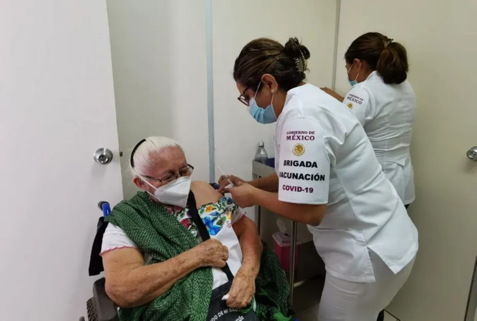Adulto mayor vacuna imss.jpeg