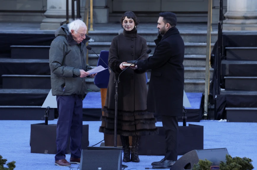 El alcalde de la ciudad de Nueva York , Zohran Mamdani , el senador estadounidense Bernie Sanders y Rama Duwaji participan en la ceremonia de investidura de Mamdani en la ciudad de Nueva York