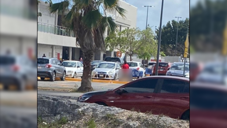 Cancún_ Captan a ‘doñita’ haciendo ‘popis’ afuera de un supermercado.jpg