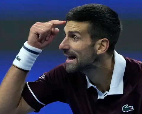 Novak Djokovic durante el partido contra Bu Yunchaokete en el Abierto de China.