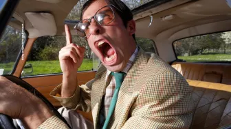 Grita siempre en una discusión.