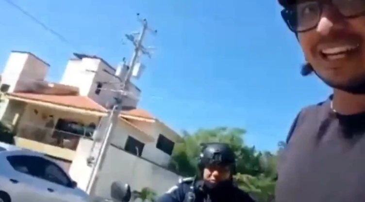ciclista policías exceso de velocidad