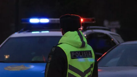 ¡Accidente en Periférico! Un auto volcado y el conductor se da a la fuga