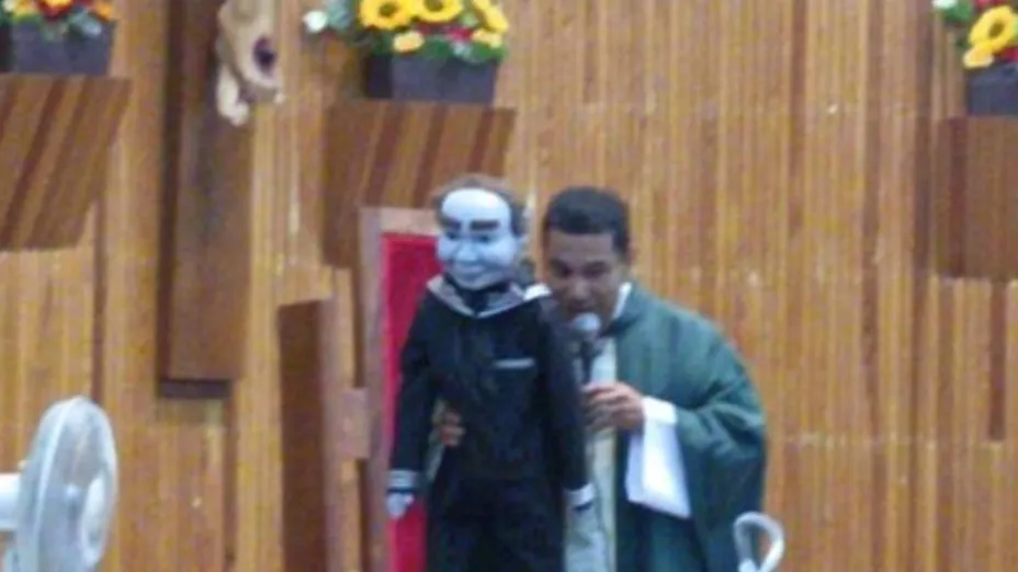 Sacerdote causa pánico por llevar un muñeco presuntamente poseído a misa .jpg