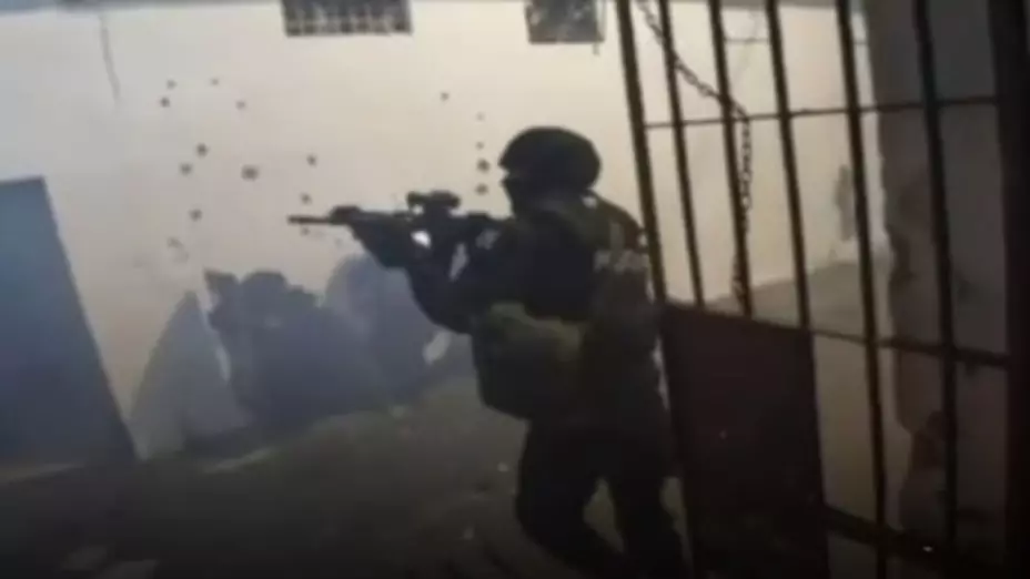 Tragedia en prisión de Machala: 14 muertos tras brutal motín carcelario por bandas criminales. En la imagen se observa el operativo de los agentes de policía.