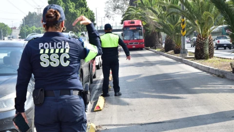 Elementos de la Secretaría de Seguridad Ciudadana infraccionando a conductores que invaden el carril exclusivo del Metrobús CDMX.