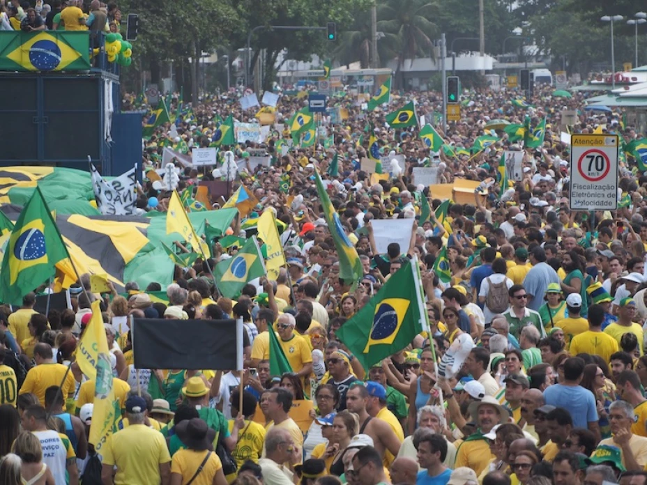 BRASILEÑOS PROTESTAN CONTRA GOBIERNO DE ROUSSEFF