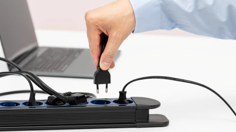 El peligro que pocos conocen: Así debes enchufar tus electrodomésticos