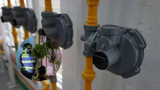 Tubería de gas e imagen de bomberos atendiendo fuga en la colonia Granjas México en Iztacalco, el 15 de octubre de 2025.