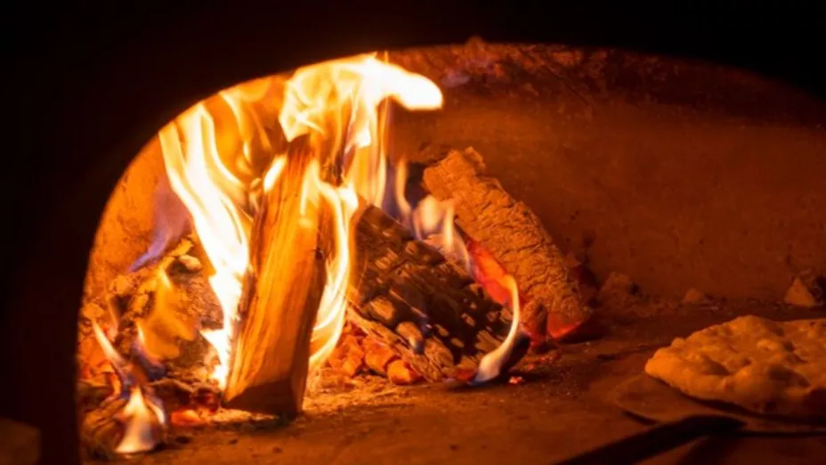 JOVEN DENTRO DE UN HORNO