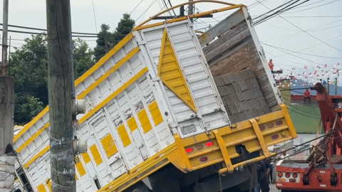 Camión a punto de aplastar una casa en Teziutlán