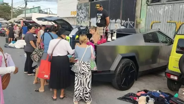 Influencer-vende-ropa-desde-una-Cybertruck-en-tianguis-de-Cancún.jpg